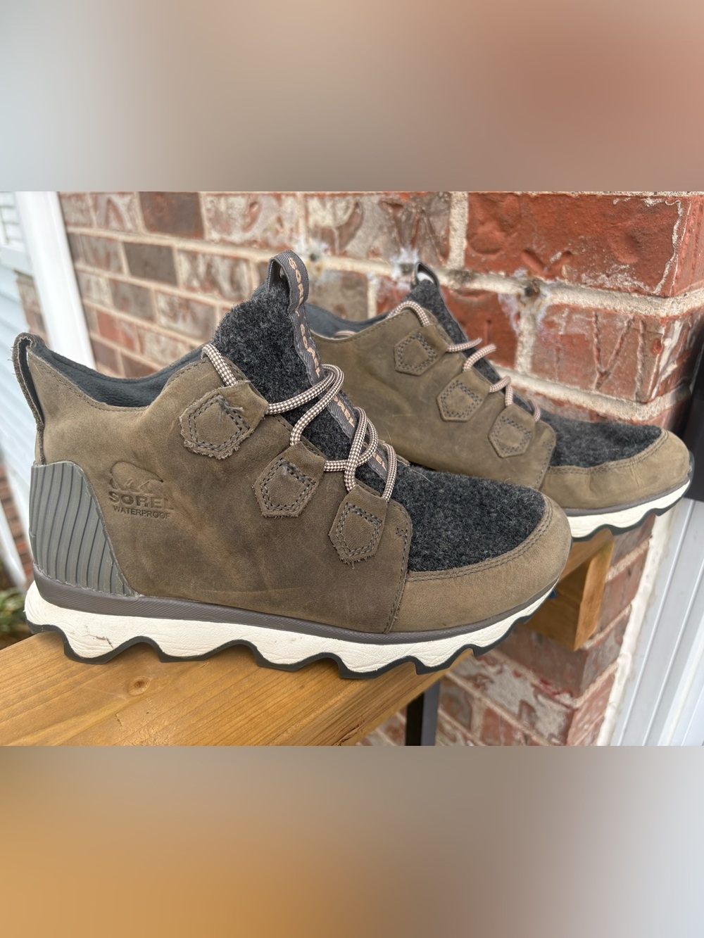 Sorel Women's Kinetic Caribou waterproof sneaker boots Size 8.5